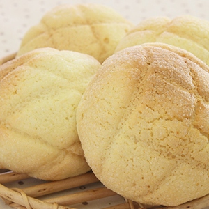 Bánh dưa lưới là một loại bánh ngọt từ Nhật Bản. Bánh được làm từ lớp bột mịn bao bọc băng vỏ cookie giòn tan. Tên của bánh là do hình dạng của bánh làm người ta liên tưởng dưa lưới mà đặt thành.